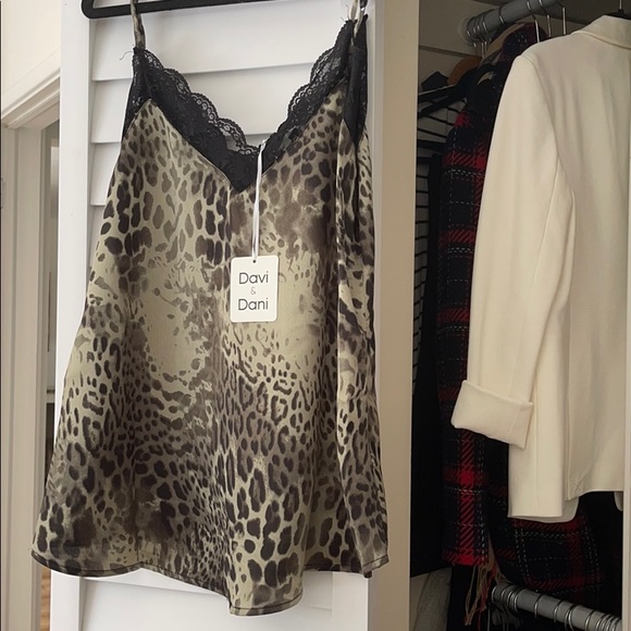 3/$30 Cute top 💕 Davi & Dani - Picture 2 of 3